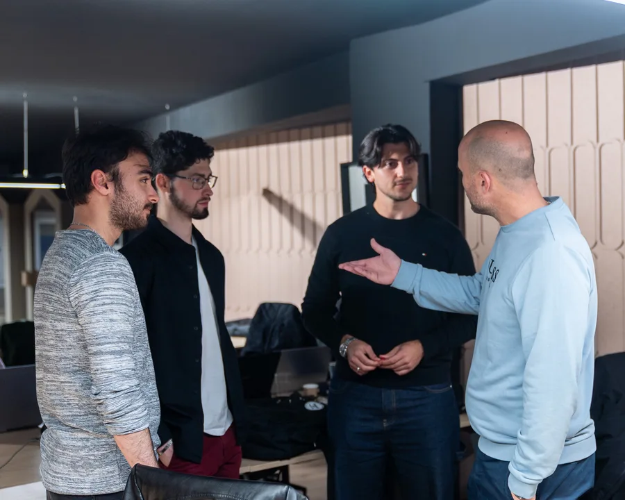 Asistentes conversando y compartiendo ideas en RACKS House